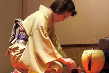 Auckland Salon Merges Chinese Tea Rituals with Classical Music