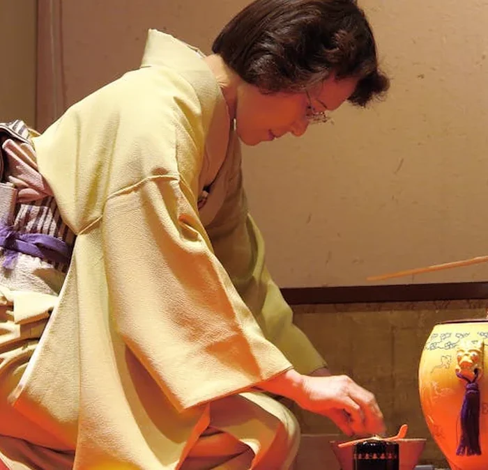 Auckland Salon Merges Chinese Tea Rituals with Classical Music