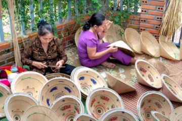 Conical Hats Form Giant Teapot Symbol in Thai Nguyen
