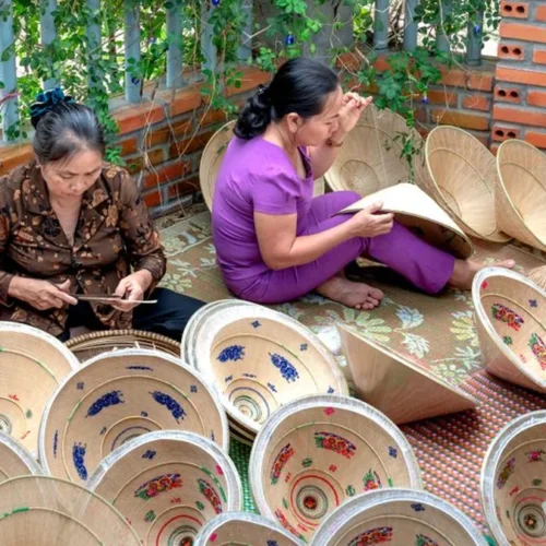 Conical Hats Form Giant Teapot Symbol in Thai Nguyen