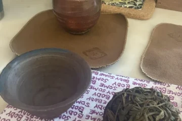 When Fresh Moacha Flips on the Gaiwan Lid—What Does It Mean?