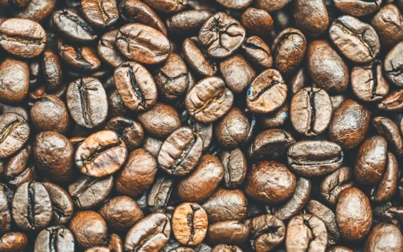 Comparison of light roast coffee in glass and dark roast coffee in ceramic mug.